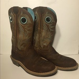 Ariat Shadow Rider round toe Women’s boots, size 7B, brown w/ blue stitching